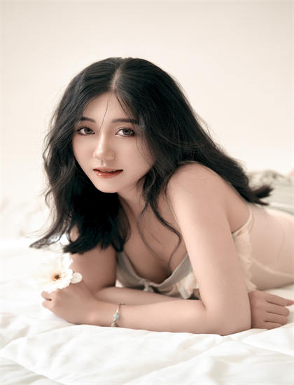 《香格里拉下雪了吗》象征隐喻解析：符号意义与深层寓意探讨